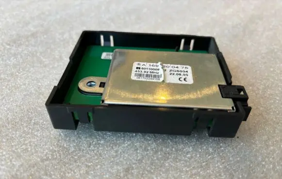 Mercedes-Benz E W212 Antenna control unit A1698200475 50110009 1698200475