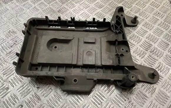 Volkswagen PASSAT CC Battery tray 1K0915333