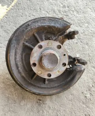 Volkswagen Golf V Rear wheel hub