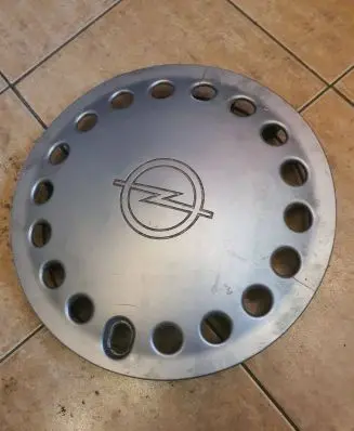 Opel Kadett D R13 wheel hub/cap/trim 90197926 90240774