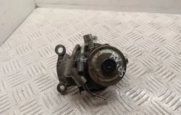 Toyota Avensis T270 Fuel filter bracket/mount holder 233800R051 233000R050