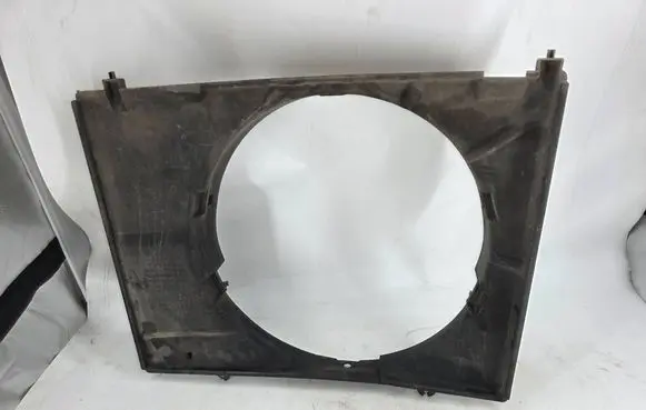 Mitsubishi Pajero Radiator cooling fan shroud