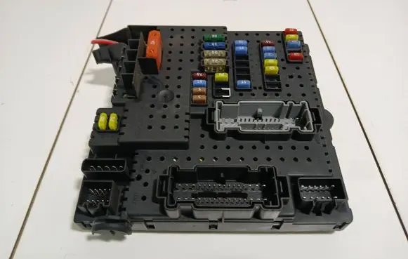 Volvo XC90 Fuse module 8676391 12217799 04W492