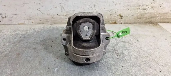 Engine mount vacuum valve