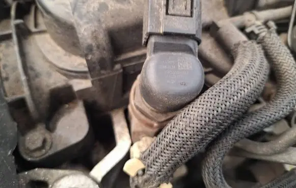 Renault Megane III Fuel injector h8201100113 166006212r