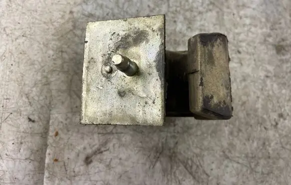 Engine mount bracket