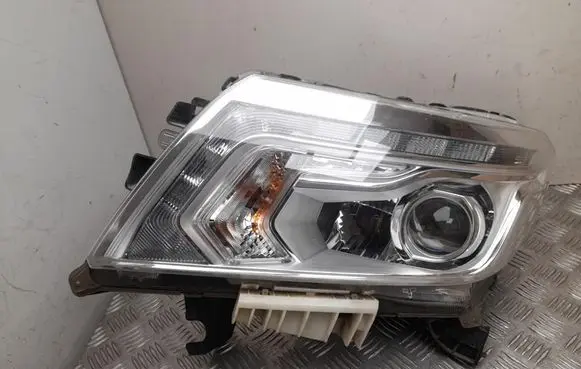 Nissan Navara D40 Headlight/headlamp W0898