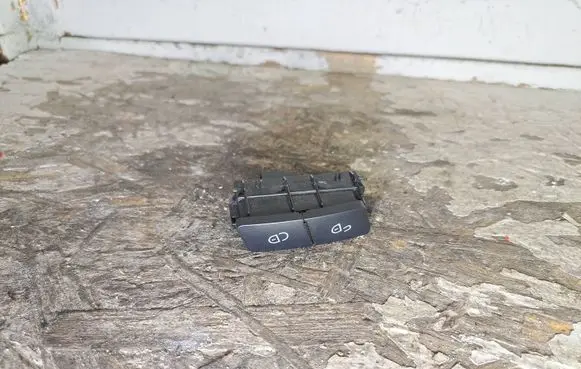 Mercedes-Benz C W204 Central locking switch button A2048706410 03151610