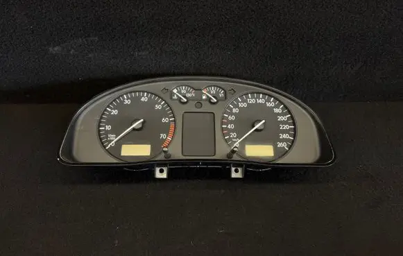Volkswagen PASSAT B5 Speedometer (instrument cluster) 3B0919860A