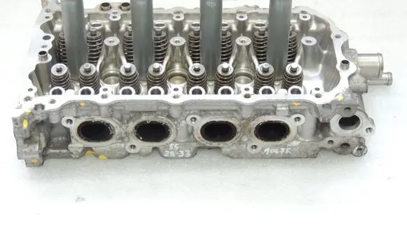 Toyota Yaris Engine head 1110149525 1110149526