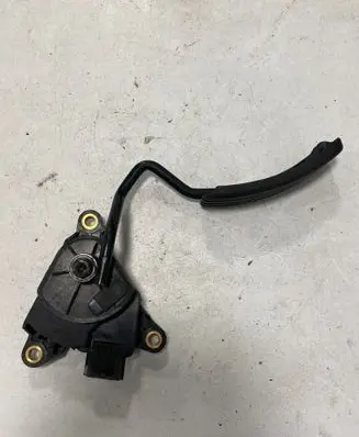 Accelerator throttle pedal