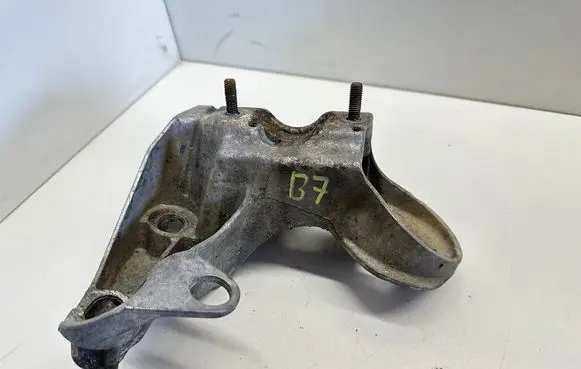 Audi A4 S4 B7 8E 8H Engine mounting bracket 8E0199352F