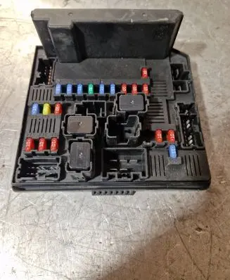 Nissan Qashqai Fuse module 284B7BB00B 4832008388 519228456