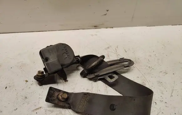 Subaru Impreza I Rear seatbelt ADC2130 C840312