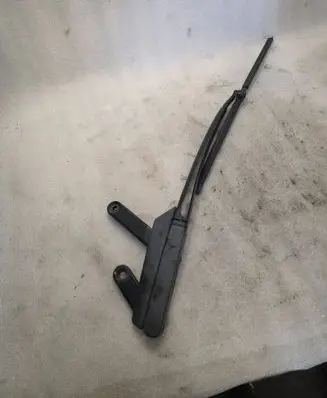 Volkswagen Touareg I Front wiper blade arm