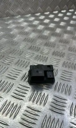 BMW 5 F10 F11 Glow plug pre-heat relay 857008702
