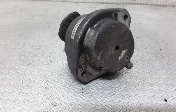 BMW 5 E60 E61 Engine mount bracket 6761091