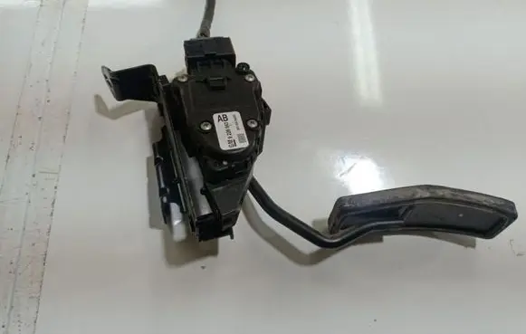 Opel Omega B2 Accelerator throttle pedal 9226943