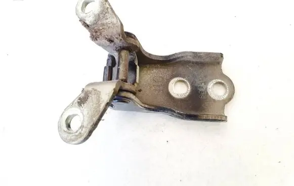 Chevrolet Captiva Rear door lower hinge