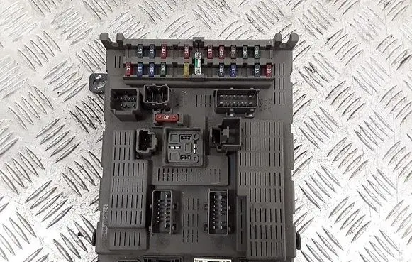 Citroen C5 Fuse module 9637466180