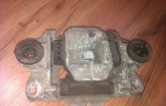 Ford Mondeo Mk III Engine mount bracket 1x437m122ba