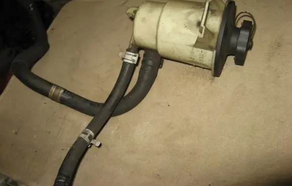 Lincoln Town Car Brake fluid reservoir 