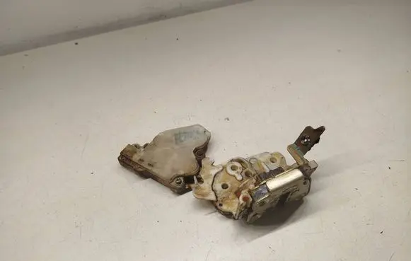 Nissan Terrano Tailgate/trunk/boot lock/catch/latch 8055301u61