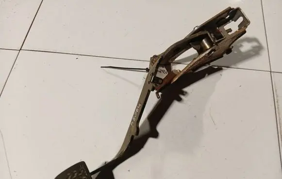 Toyota Avensis T250 Clutch pedal 