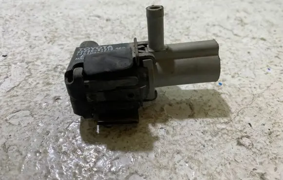Toyota Corolla E120 E130 Valve vacuum 9008091218
