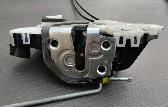 Subaru XV Front door lock 61032FJ050