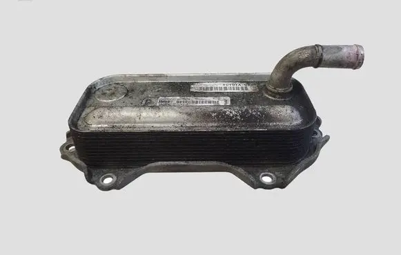 Toyota Avensis T270 Engine oil radiator 157100R011