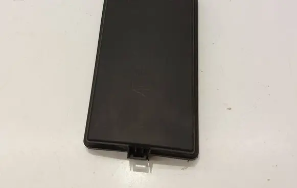 Volkswagen PASSAT B8 Fuse box cover 5Q0937132B