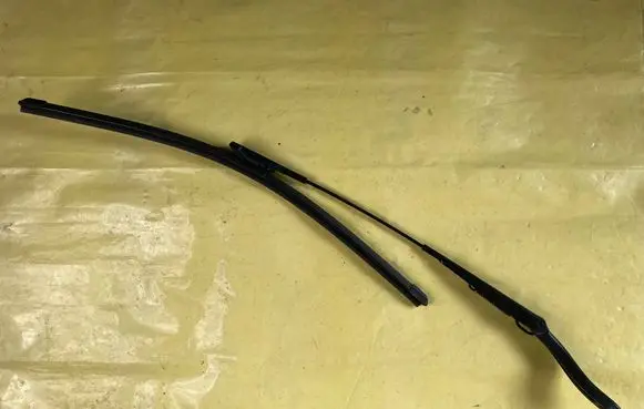 Mercedes-Benz B W245 Front wiper blade arm A1698201940