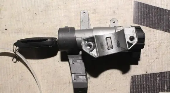 Volvo XC90 Ignition lock 8621509