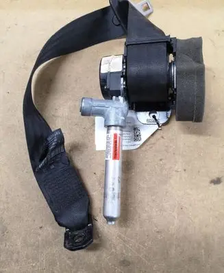 Volvo S40 Rear seatbelt 8639549