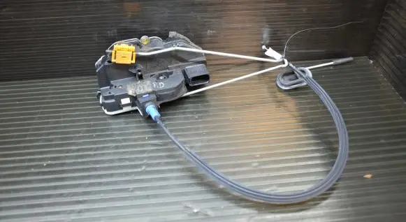 Opel Mokka Front door lock