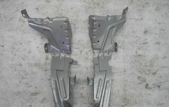 Volvo XC40 Fender mounting bracket 32348653 32348652