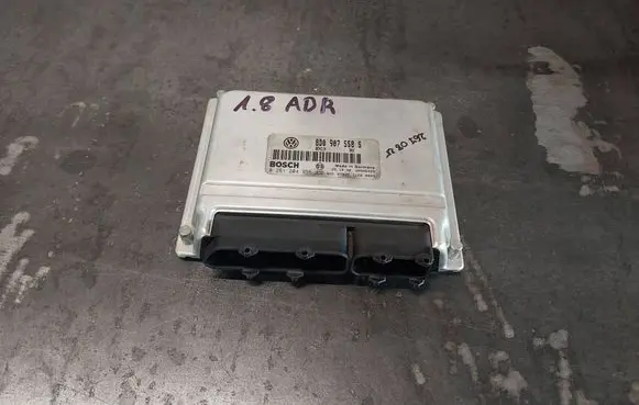 Volkswagen PASSAT B5.5 Engine control unit/module 8D0907558S 0261204956
