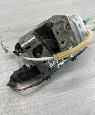 Audi A6 S6 C4 4A Front door lock 4A0173