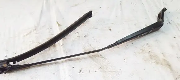 Peugeot 407 Front wiper blade arm