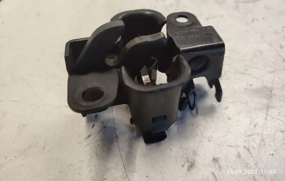 Mercedes-Benz CLS C219 Engine bonnet (hood) release handle A2198800060