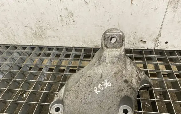 BMW 4 F32 F33 Engine mounting bracket 6788610