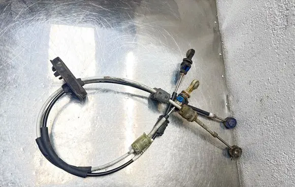 Opel Insignia A Gear shift cable linkage 55560991