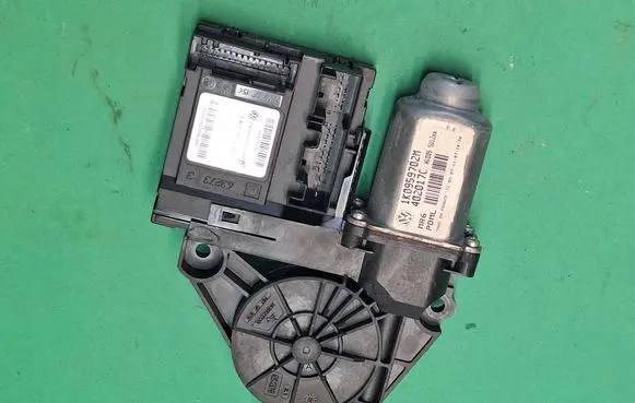 Volkswagen Golf V Front door window regulator motor 1K0959792J