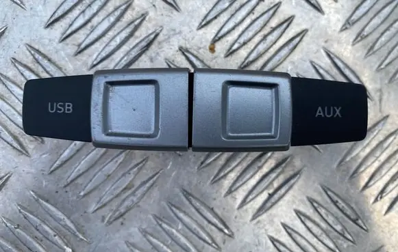 Seat Leon (1P) USB socket connector 1P0035726