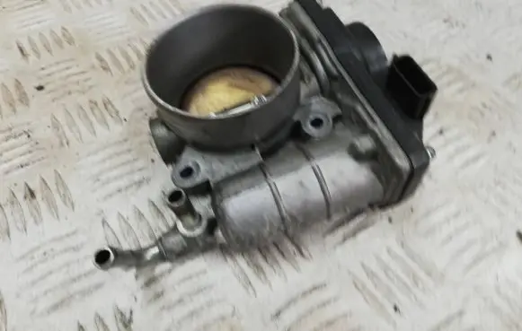 Renault Megane III Throttle valve H8200988975 SERA52601 J1411