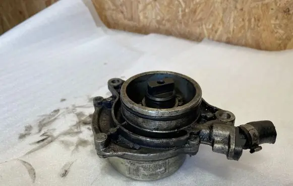 BMW 5 E60 E61 Vacuum pump 779123204