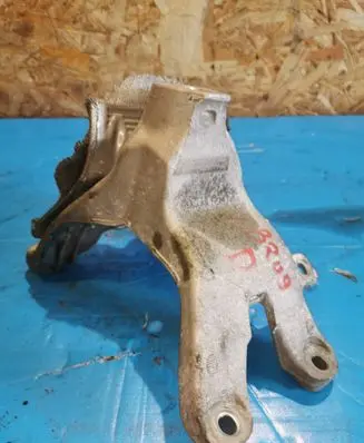 Audi A4 S4 B8 8K Engine mounting bracket 8K0199388 A1995W7 RA7PT
