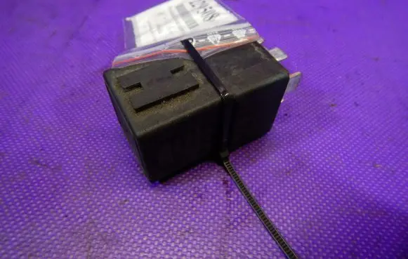 Volkswagen PASSAT B4 Other relay 132060