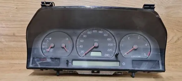 Volvo S70 V70 V70 XC Speedometer (instrument cluster) 9451530 9472523